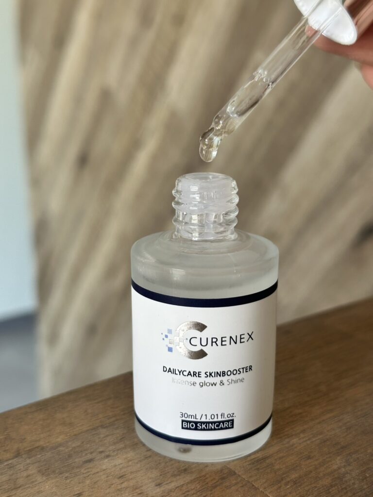 CURENEX美容液のテクスチャー。PDRN・ペプチド・グルタチオンを配合した美容液で、ハリ・ツヤ・透明感のある肌づくりをサポートします。